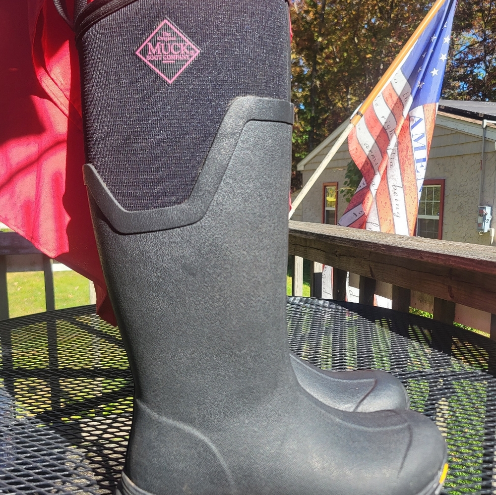Women's Muck Boots Size 9.